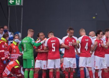 Παγκόσμια υπόκλιση στο «ανθρώπινο τείχος» των συμπαικτών του Έρικσεν