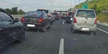 Εγνατία: Τεράστια αναμονή και ουρά στα διόδια Πολυμύλου, στο ρεύμα προς Θεσσαλονίκη