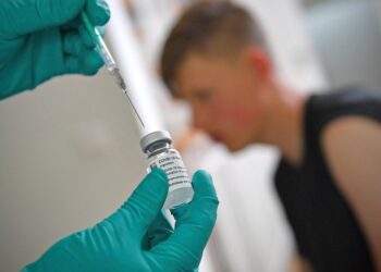 Εμβολιασμός παιδιών 12-15 ετών: Οι έξι κρίσιμοι παράγοντες που θα σταθμίσει η επιτροπή
