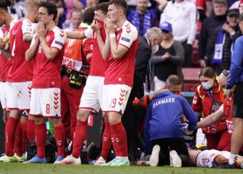 «Είμαι καλά» είπε ο Έρικσεν στους συμπαίκτες του και βγήκαν ξανά στο γήπεδο – Το χρονικό της κατάρρευσης και το παγκόσμιο σοκ