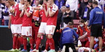 «Είμαι καλά» είπε ο Έρικσεν στους συμπαίκτες του και βγήκαν ξανά στο γήπεδο – Το χρονικό της κατάρρευσης και το παγκόσμιο σοκ