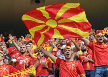 Euro 2020: Σκοπιανοί στις εξέδρες με πανό “Μακεδονία” και περικεφαλαίες… αλά Μέγας Αλέξανδρος (φωτο)