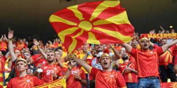 Euro 2020: Σκοπιανοί στις εξέδρες με πανό “Μακεδονία” και περικεφαλαίες… αλά Μέγας Αλέξανδρος (φωτο)