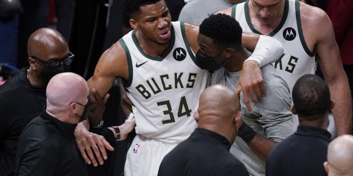 ΝΒΑ, Χοκς-Μπακς: Τραυματίστηκε ο Γιάννης Αντετοκούνμπο και τέθηκε εκτός αγώνα