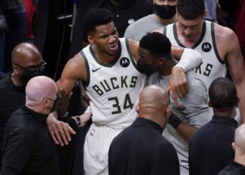 ΝΒΑ, Χοκς-Μπακς: Τραυματίστηκε ο Γιάννης Αντετοκούνμπο και τέθηκε εκτός αγώνα