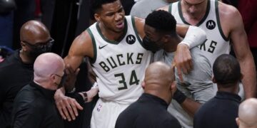 ΝΒΑ, Χοκς-Μπακς: Τραυματίστηκε ο Γιάννης Αντετοκούνμπο και τέθηκε εκτός αγώνα