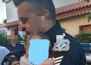 Γλυκά Νερά: Ραγίζει καρδιές η ανάρτηση του αστυνομικού που πήρε αγκαλιά το μωρό μετά τη δολοφονία