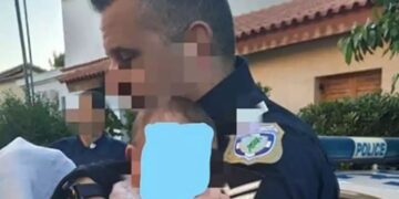 Γλυκά Νερά: Ραγίζει καρδιές η ανάρτηση του αστυνομικού που πήρε αγκαλιά το μωρό μετά τη δολοφονία