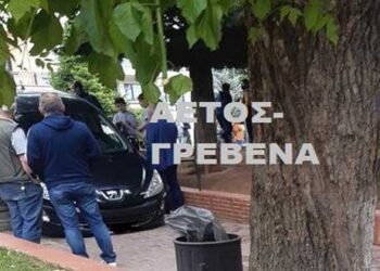 Γρεβενά: Αυτοκίνητο, κατέβηκε τα σκαλιά στην κεντρική πλατεία…
