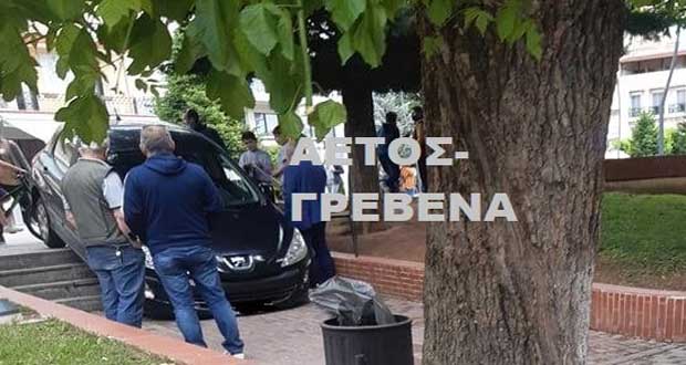 Γρεβενά: Αυτοκίνητο, κατέβηκε τα σκαλιά στην κεντρική πλατεία…