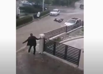 Κοζάνη: Νεαρός έπεσε από μηχανάκι και κινδύνεψε στα ορμητικά νερά που πλημμύρισαν τη Μακρυγιάννη – Έτρεξε και τον “έβγαλε” ο αντιδήμαρχος Β. Σημανδράκος που μένει στη γειτονιά-Βίντεο