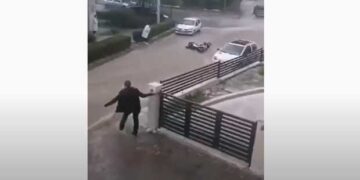 Κοζάνη: Νεαρός έπεσε από μηχανάκι και κινδύνεψε στα ορμητικά νερά που πλημμύρισαν τη Μακρυγιάννη – Έτρεξε και τον “έβγαλε” ο αντιδήμαρχος Β. Σημανδράκος που μένει στη γειτονιά-Βίντεο