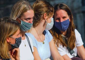 Τέλος οι μάσκες σε εξωτερικούς χώρους – Καταργούνται απαγόρευση κυκλοφορίας και self test για εμβολιασμένους εργαζόμενους