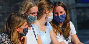 Τέλος οι μάσκες σε εξωτερικούς χώρους – Καταργούνται απαγόρευση κυκλοφορίας και self test για εμβολιασμένους εργαζόμενους