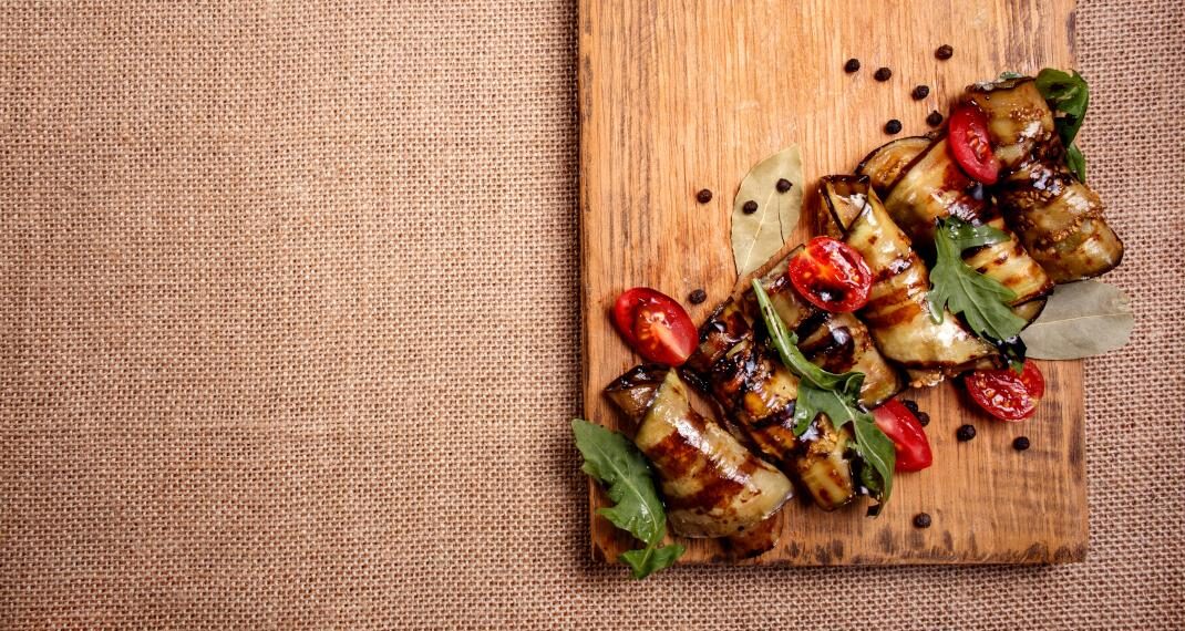 Συνταγή για κοκκινιστό μοσχαράκι σε ρολάκια μελιτζάνας: Θεϊκό καλοκαιρινό πιάτο που λιώνει στο στόμα