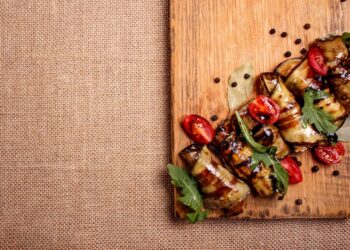 Συνταγή για κοκκινιστό μοσχαράκι σε ρολάκια μελιτζάνας: Θεϊκό καλοκαιρινό πιάτο που λιώνει στο στόμα