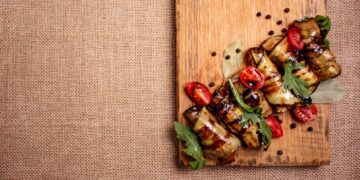 Συνταγή για κοκκινιστό μοσχαράκι σε ρολάκια μελιτζάνας: Θεϊκό καλοκαιρινό πιάτο που λιώνει στο στόμα