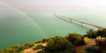 Υπέροχο ουράνιο τόξο από τη Νεράιδα με φόντο τη λίμνη Πολυφύτου