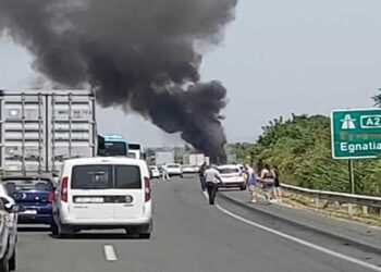 Ώρα 15:00: Μεγάλη φωτιά σε νταλίκα στην Εγνατία Οδό, αμέσως μετά τη Βέροια