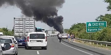 Ώρα 15:00: Μεγάλη φωτιά σε νταλίκα στην Εγνατία Οδό, αμέσως μετά τη Βέροια