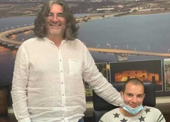 Τα εύσημα του Χρήστου Ελευθερίου σε νεαρό συμβασιούχο εργαζόμενο που πήγε για δουλειά στο δήμο Σερβίων με το ποδήλατο από την Κοζάνη, όταν έχασε το λεωφορείο