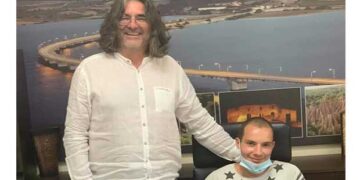 Τα εύσημα του Χρήστου Ελευθερίου σε νεαρό συμβασιούχο εργαζόμενο που πήγε για δουλειά στο δήμο Σερβίων με το ποδήλατο από την Κοζάνη, όταν έχασε το λεωφορείο