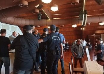 Με τρομερή ένταση και σκηνικό συγκρούσεων ξεκίνησε σήμερα το πρωί το εκλογοαπολογιστικό συνέδριο του εργατικού κέντρου Κοζάνης