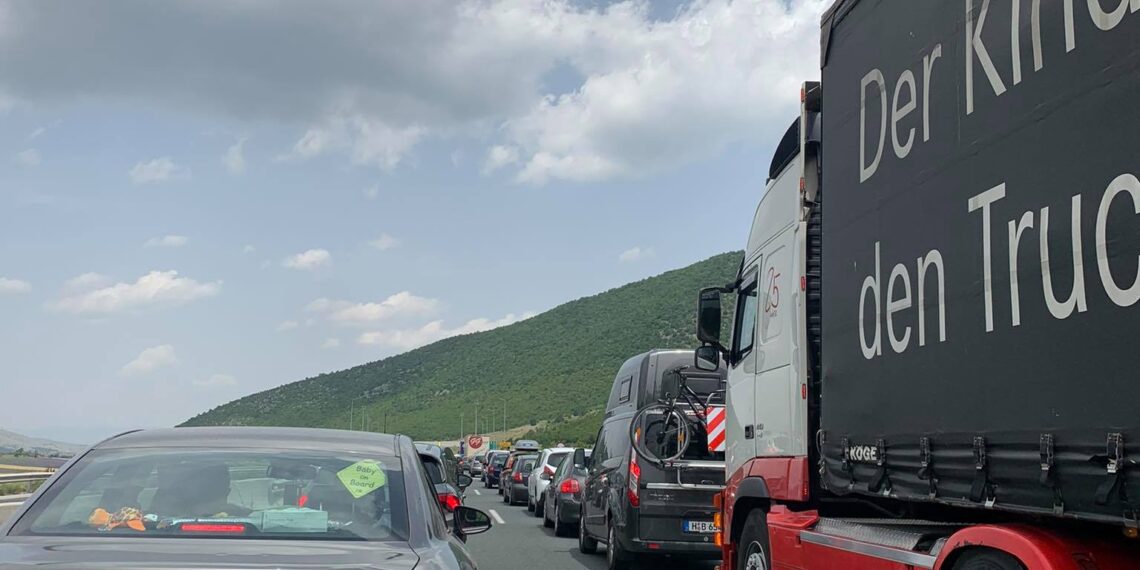 Ξεκίνησαν οι ουρές των αυτοκινήτων στα διόδια της Σιάτιστας- Η μεγάλη επιστροφή των εκδρομέων