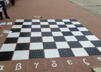 Ένα υπαίθριο σκάκι δημιουργήθηκε στον αύλειο χώρο του 12ου Δημοτικού Σχολείου Πτολεμαΐδας