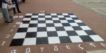 Ένα υπαίθριο σκάκι δημιουργήθηκε στον αύλειο χώρο του 12ου Δημοτικού Σχολείου Πτολεμαΐδας