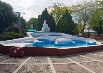 Αποκατάσταση των φθορών στο σιντριβάνι της Δημοτικής Βιβλιοθήκης Πτολεμαΐδας. Εργασίες αποκαταστάσεων και καλλωπισμού των σιντριβανιών στο παλιό πάρκο και στην κεντρική πλατεία της πόλης