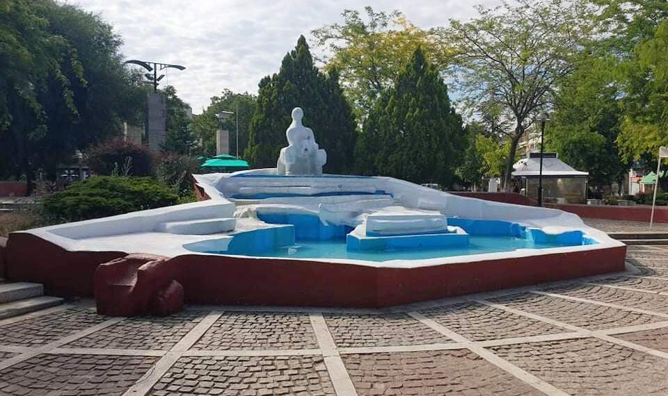 Αποκατάσταση των φθορών στο σιντριβάνι της Δημοτικής Βιβλιοθήκης Πτολεμαΐδας. Εργασίες αποκαταστάσεων και καλλωπισμού των σιντριβανιών στο παλιό πάρκο και στην κεντρική πλατεία της πόλης