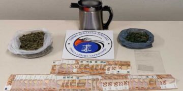 Δυο συλλήψεις από αστυνομικούς του Τμήματος Ασφάλειας Εορδαίας για διακίνηση ναρκωτικών ουσιών, καθώς και για καλλιέργεια δενδρυλλίων κάνναβης, σε περιοχή της Θεσσαλονίκης