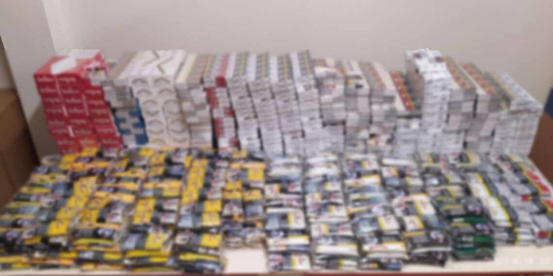 Σύλληψη δύο ατόμων στην Πτολεμαΐδα   για κατοχή 4.502- πακέτων αφορολόγητων τσιγάρων και ποσότητα αδασμολόγητου καπνού, βάρους -25- κιλών και -200- γραμμαρίων