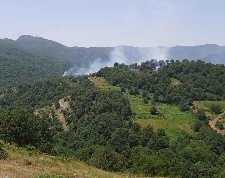 Ελικόπτερο της Πυροσβεστικής έκανε ρίψεις στη φωτιά σε δασική έκταση στον Αυγερινό Βοϊου- Γέμισε από το φράγμα της Πραμόριτσας