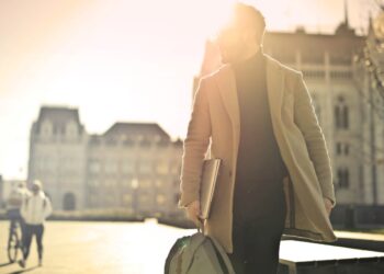 Σακίδια πλάτης για το γραφείο: 3 πράγματα που πρέπει να σκεφτείτε