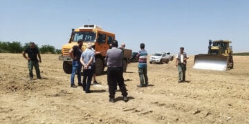 Ακρινή: Διαμαρτυρία κατοίκων σε υπό κατασκευή Φ/Β πάρκο στις αποθέσεις, με φόντο την αναμονή για τις κινήσεις της Πολιτείας στο θέμα της μετεγκατάστασης