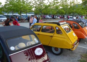 Πανέμορφα γαλλικά Ντεσεβώ και Citroen στην Καστοριά