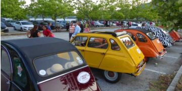 Πανέμορφα γαλλικά Ντεσεβώ και Citroen στην Καστοριά