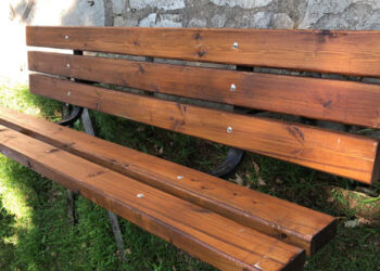 Ο Δήμος Βοΐου αντικαθιστά φθαρμένα παγκάκια