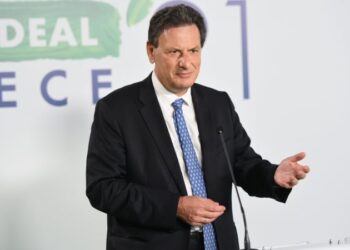 Το ΕΣΠΑ και το Ταμείο Ανάκαμψης και Ανθεκτικότητας χρηματοδοτούν τον πράσινο μετασχηματισμό της Ελλάδας  Σκυλακάκης – Τσακίρης – Σκάλκος μιλούν για ένα τεράστιο ύψος πράσινων επενδύσεων τα επόμενα 7 χρόνια-του Θοδωρή Καραουλάνη (euractiv.gr)