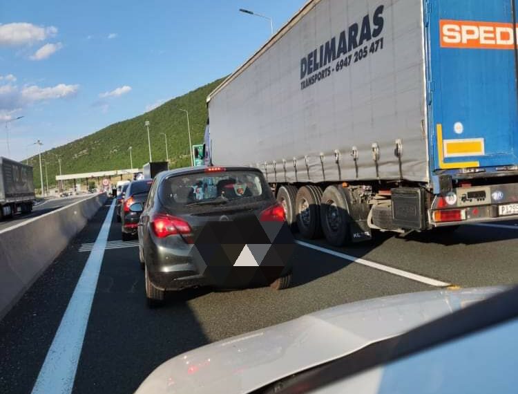Μετ’εμποδίων η επιστροφή των εκδρομέων – Πάνω από μισή ώρα η αναμονή στα διόδια της Σιάτιστας