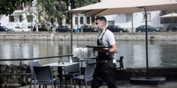 Προνόμια: Πώς θα γίνει ο διαχωρισμός εμβολιασμένων και μη στην εστίαση – «Έρχεται» ειδική εφαρμογή