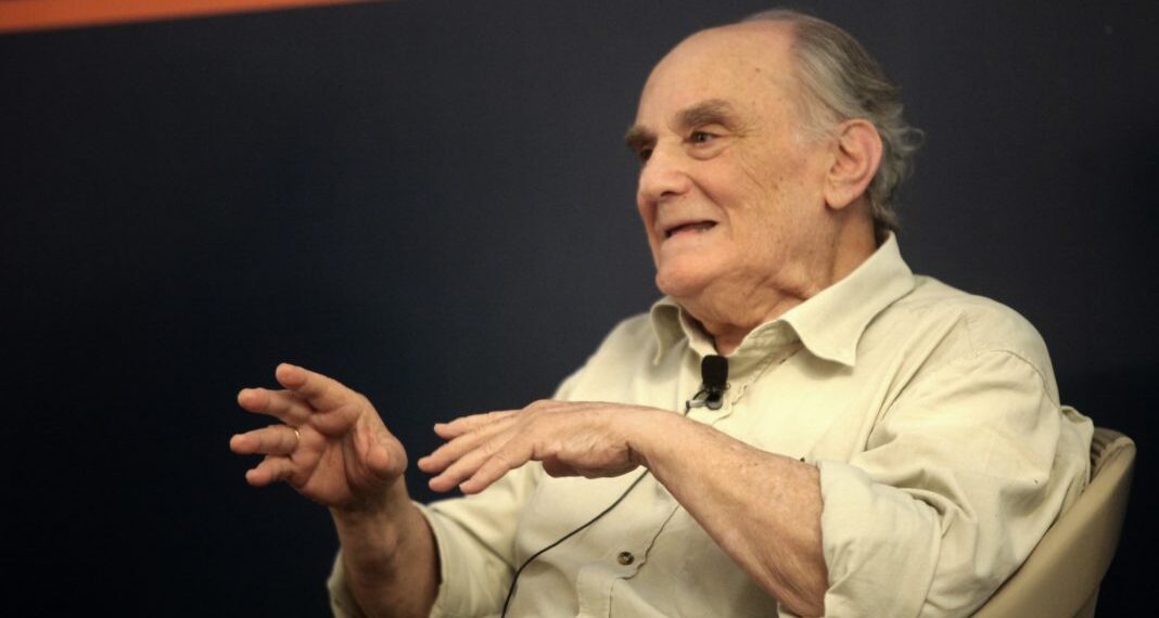 Στ. Ράμφος: Λαθρεπιβάτες της κοινωνικής υγείας οι ανεμβολίαστοι – Μας οδηγούν σε Βατερλό