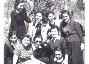 Ένα πανέμορφο ανοιξιάτικο μπουκέτο από μαθητριούλες της Η’ τάξης του 8τατάξιου Γυμνασίου μας . Ανοιξιάτικα μαθητικά φτερουγίσματα στη λουλουδιασμένη ευωδιάζουσα φύση του 1959- Από τη στήλη του κ. Γ. Καζαντζή στον Παλμό 21/07/2021