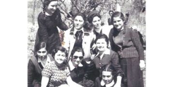 Ένα πανέμορφο ανοιξιάτικο μπουκέτο από μαθητριούλες της Η’ τάξης του 8τατάξιου Γυμνασίου μας . Ανοιξιάτικα μαθητικά φτερουγίσματα στη λουλουδιασμένη ευωδιάζουσα φύση του 1959- Από τη στήλη του κ. Γ. Καζαντζή στον Παλμό 21/07/2021