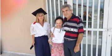 Τα κατάφερε η Μαρία Νίτσα – Πήρε το πτυχίο της – Η πρώτη νηπιαγωγός με σύνδρομο Down στην Ελλάδα