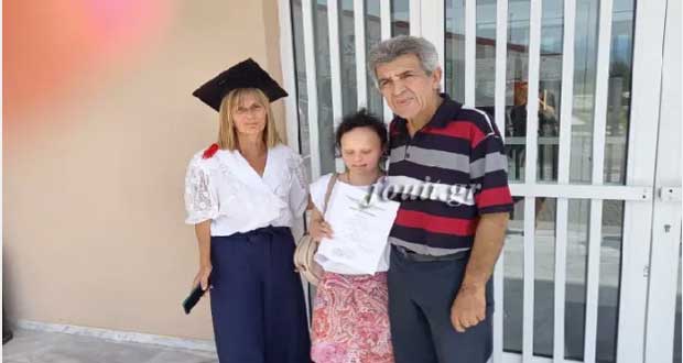 Τα κατάφερε η Μαρία Νίτσα – Πήρε το πτυχίο της – Η πρώτη νηπιαγωγός με σύνδρομο Down στην Ελλάδα