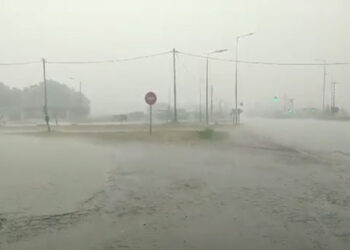 Έντονη βροχόπτωση με χαλάζι στην Πτολεμαΐδα (βίντεο)