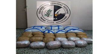 Είχε φουλάρει το αμάξι του με κάνναβη 56χρονος που συνελήφθη στην Καστοριά.  Κατασχέθηκαν -30- συσκευασίες συνολικού βάρους -58- κιλών και -800- γραμμαρίων